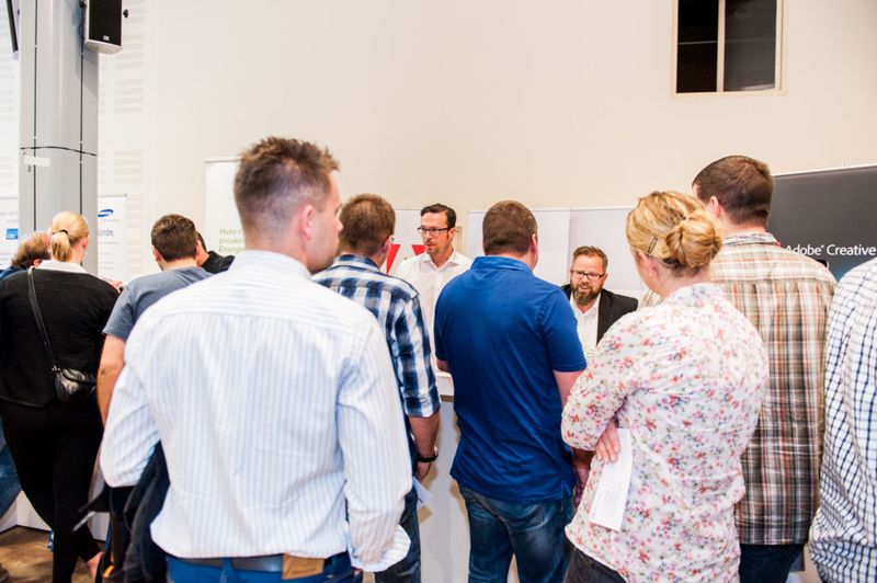 Reges Treiben an den Ausstellerständen nach der Eröffnung (v. l.): Michael Meinert, Dominik Kopp (beide ALSO Deutschland) (Bild: Nic Fey)