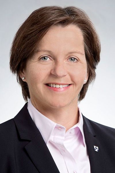 Evelyn Thome, bisher Finanzvorstand von Röchling Automotive, wird Chief Financial Officer des Mannheimer Kunststoffspezialisten. Sie folgt in der Position auf Steffen Rowold, der zum 1. Dezember 2018 das Unternehmen aus persönlichen Gründen verlassen hatte.

Evelyn Thome ist seit dem Jahr 2000 für die Röchling-Gruppe tätig. Die Diplom-Kauffrau stieg bei dem Mannheimer Kunststoffspezialisten nach mehrjähriger Tätigkeit bei der Wirtschaftsprüfungsgesellschaft Coopers & Lybrand Deutsche Revision und Gerolsteiner Brunnen als Beteiligungscontrollerin ein. 2002 übernahm sie die Leitung des Konzerncontrollings der Gebr. Röchling und die kaufmännische Leitung von Röchling Automotive. Von 2007 bis 2008 war die 51-Jährige als kaufmännische Leiterin von Röchling Automotive Duncan in den USA tätig bevor sie 2008 zur kaufmännischen Geschäftsführerin der Region Europa Nord innerhalb der Röchling Automotive-Gruppe ernannt wurde. 2017 wurde sie zum Finanzvorstand der Röchling-Automotive-Gruppe bestellt. (Röchling)