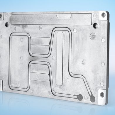 Für den Zulieferer Panasonic fertigte CTX zur Kühlung einer Battery Management Unit (BMU) einen Flüssigkeitskühlkörper mit einer Größe von etwa einem DIN A4-Blatt.  (Bild: CTX Thermal Solutions)