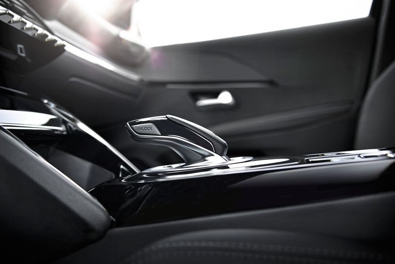 Auf den Vordersitzen ist ausreichend Platz für die Passagiere,  (Peugeot)