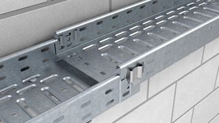 Einfach und zeitsparend: Stoßstellenverbindung der Kabelrinne durch Zusammenstecken und Einrasten. (Archiv: Vogel Business Media)