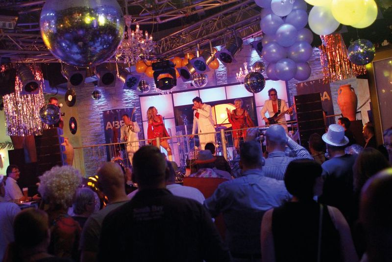 Eno und seine Gäste im Abba Fever. Die Coverband sang live viele bekannte Abba-Lieder. (Eno)