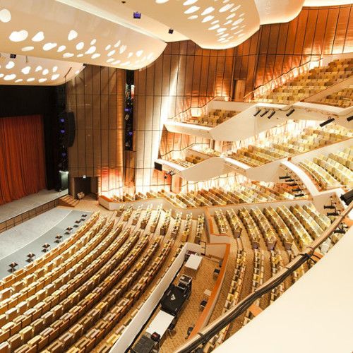 Zur Verbesserung der Raumakustik wurden insgesamt 6000 m² Architekturgewebe an Decken und Wänden im Innern des Qatar National Convention Centre angebracht. (Bild: Haver & Boecker)
