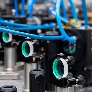 Hier blickt man auf den Laserausgang und die Spiegel zur Strahlführung der Hochleistungs-Laserstrahlen am neuen Thuliumfaserlaser in Jena.(Bild:  Fraunhofer-IOF)