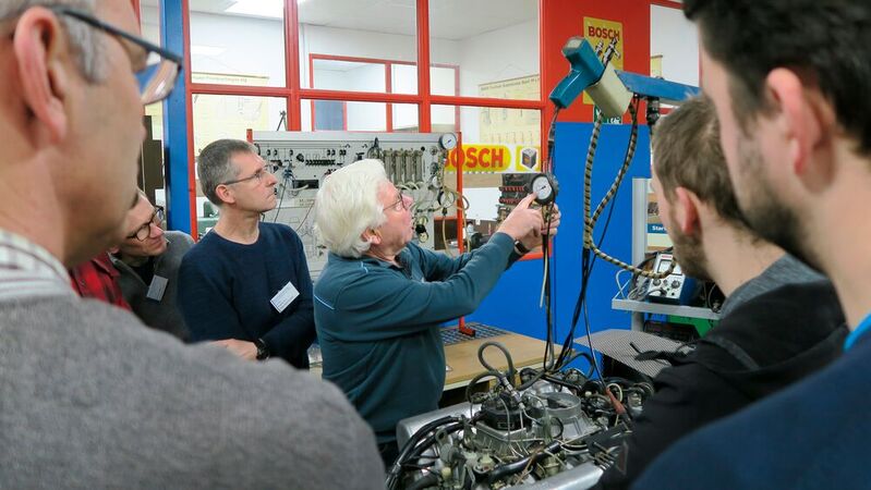 Trainings beim Bosch-Classic-Betrieb von Hans Küppers (Bildmitte) enthalten stets auch praktische Elemente. Das Foto entstand während eines Trainings zur K-/KE-Jetronic.