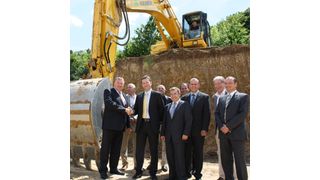 Dr. Jürgen Pföhler (links), Landrat des Kreises Ahrweiler, wünscht Andreas Stuber (3.v.l.), Geschäftsführer der Akro-Plastic GmbH, viel Erfolg für den Erweiterungsbau. Bild: Akro-Plastic (Archiv: Vogel Business Media)