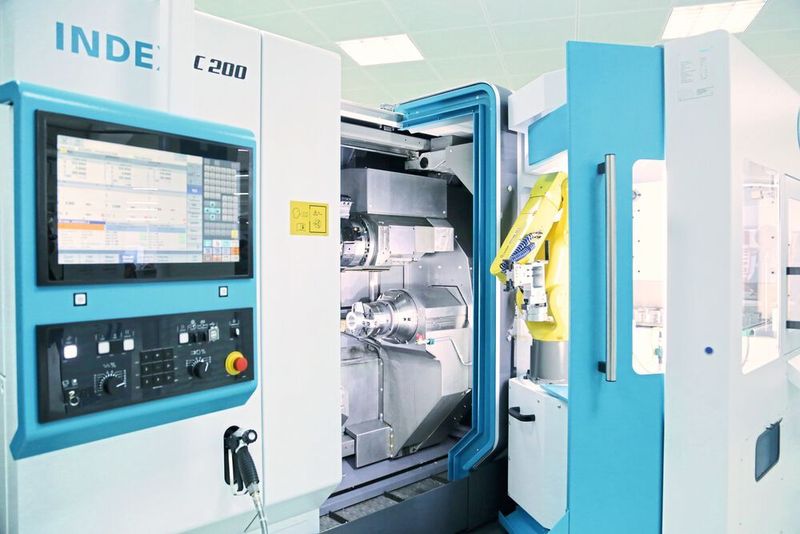 Der Produktionsdrehautomat Index C200 mit Roboterzelle iXcenter und vertikalem Palettenspeicher.  (Anne Richter, SMM)