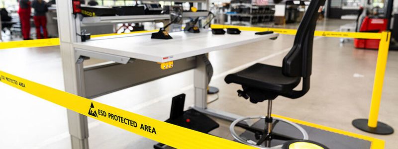 Die Einrichtung einer Electrostatic Protected Area (EPA) zählt im ESD-Schutz zu den Grundlagen. Für diesen klar abgegrenzten Bereich gelten strenge Zugangsbeschränkungen (Bild:  item)