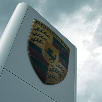 Stolze Marke in grauer Wirklichkeit: Porsche muss sich neu erfinden, um die Gewinne wieder hochzufahren. (Bild: Achter – VCG)
