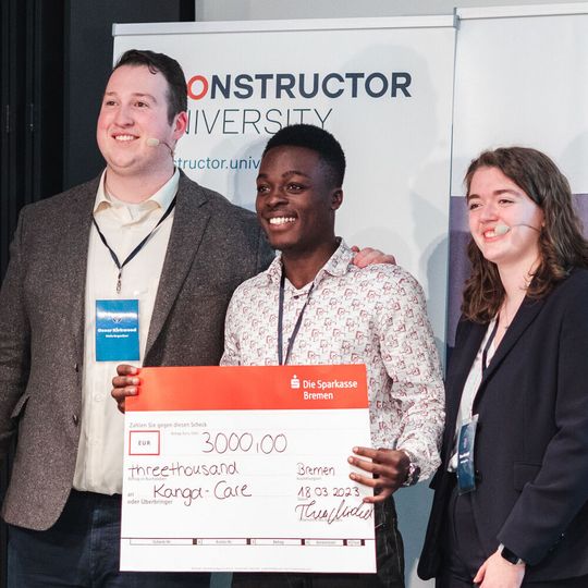 Steven Kibande (Mitte) von der Mbarara Universität in Uganda, holte mit seinem Start-up Kanga Care den ersten Platz beim Young Entrepreneur Summit, organisiert von Oscar Kirkwood (li.) und Thea Mischel (re.). Steven Kibande (Mitte) von der Mbarara Universität in Uganda, holte mit seinem Start-up Kanga Care den ersten Platz beim Young Entrepreneur Summit, organisiert von Oscar Kirkwood (li.) und Thea Mischel (re.).