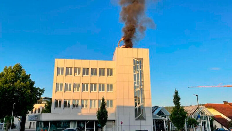 Weithin sichtbar war Rauch aufgestiegen, die Freiwillige Feuerwehr war alarmiert worden. (Bild: Freiwillige Feuerwehr Leonberg)