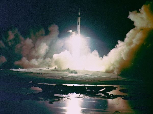 Der Start von Apollo 17 fand am 7. Dezember 1972 um 5:33 UTC statt. Ursprünglich sollte die Mission um 2:53 UTC beginnen. Der Countdown musste jedoch 30 Sekunden vor dem geplanten Zeitpunkt abgebrochen werden, weil ein Computer ausfiel. Dieser sollte den Flüssigsauerstofftank der dritten Stufe (S-IVB) der Saturn V unter Druck setzen. Nach einer Verzögerung von mehr als zwei Stunden und vierzig Minuten hob die Rakete von der Startrampe ab. Es war der einzige Nachtstart des Apollo-Programms. (Bild: NASA)