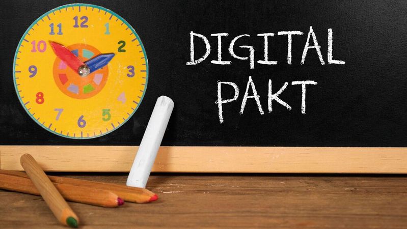 Der Digitalpakt 2.0 ist auf Ebene der Bildungsministerien beschlossene Sache, nun müssen Bund und Länder noch zustimmen, unterzeichnen sowie Förderrichtlinien erarbeiten.(Bild: ©  Stockwerk-Fotodesign - stock.adobe.com)