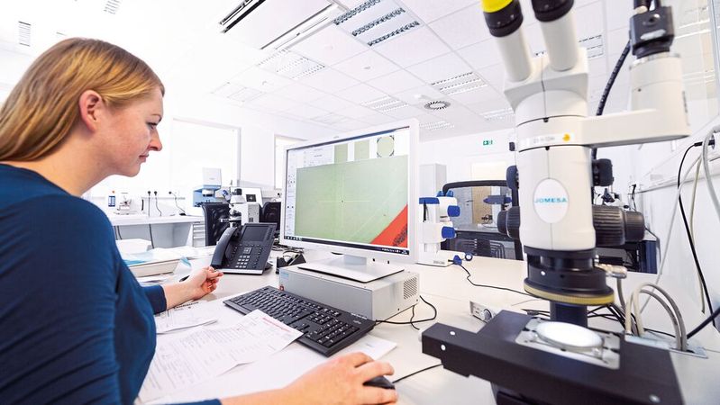 Werkstoffanalyse und Werkstoffprüfung: An der Kontrollinstanz Labor kommt bei Pöppelmann kein Material oder Bauteil vorbei.(Bild:  Pöppelmann)