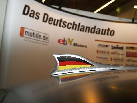 Die Dachantenne mit Deutschlandfahne ist wie das Fahrzeug selbst eine Spezialanfertigung. (Archiv: Vogel Business Media)