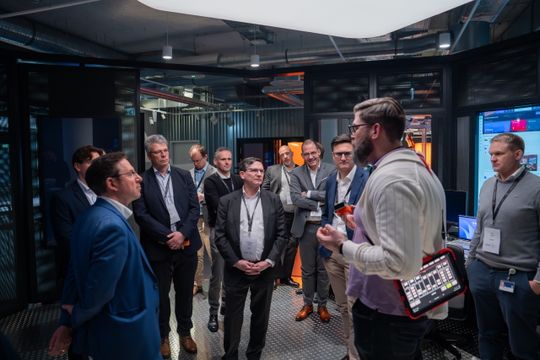 IFS präsentiert gemeinsam mit der Smart Factory von Deloitte industrielle KI-Technologien. (Bild:  IFS)