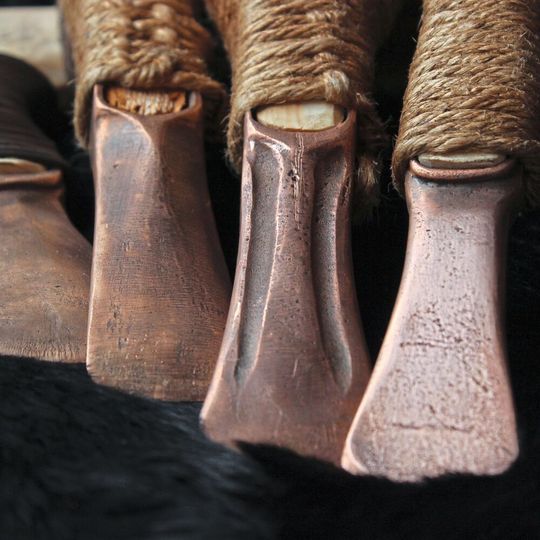 Werkzeuge und Waffen aus der Bronzezeit Werkzeuge und Waffen aus der Bronzezeit