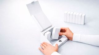 Präzise Bestückung eines Displays mit Faltschachteln für eine optimale Warenpräsentation am Point of Sale. (Bild: Faller Packaging)