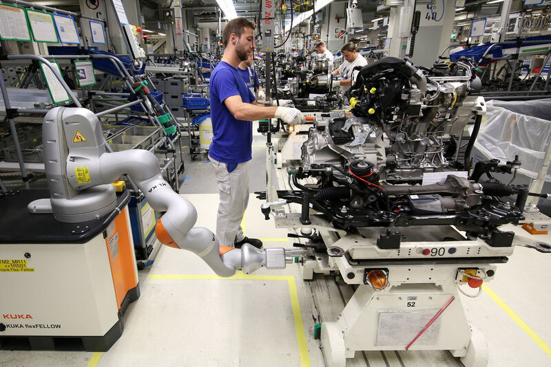 Mensch-Roboter-Kollaboration bei VW. (VW)