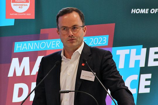 Laut Dr. Jochen Köckler spielt der Kampf gegen den Klimawandel auf der diesjährigen Hannover Messe eine Schlüsselrolle.(Bild:  Stefanie Michel)