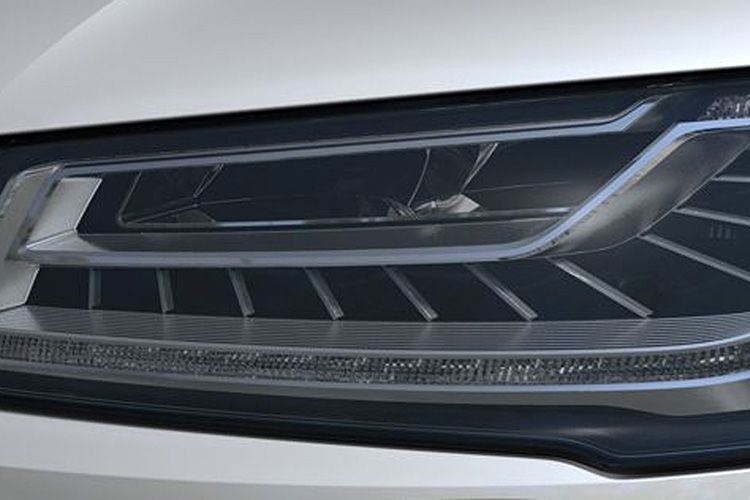 Eine technische Besonderheit sind die LED-Scheinwerfer: Das LED-Fernlicht ist in zahlreiche kleine Einzel-Dioden aufgeteilt, die mit vorgeschalteten Linsen oder Reflektoren zusammenarbeiten. Je nach Situation werden sie einzeln zu- und abgeschaltet beziehungsweise gedimmt – ohne Schwenkmechanik. (Foto: Audi)