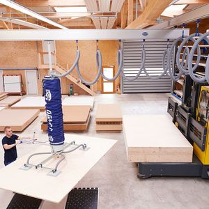 Die Aluminium-Krananlage mit großzügigem Arbeitsbereich sorgt für die nötige Flexibilität und Leichtgängigkeit.