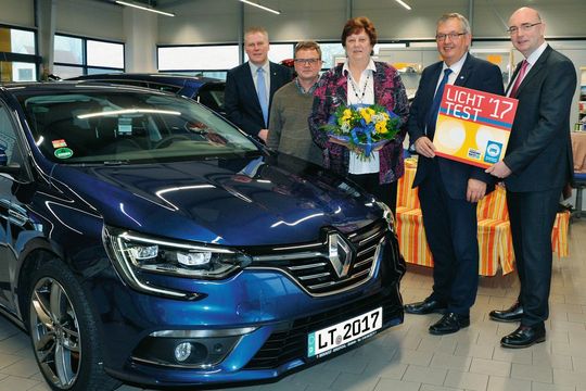 Schöne Bescherung: (v. li.) Sven Placküter (Obermeister Kfz-Innung Wesermarsch), Thomas Breipohl (Geschäftsführer bei Autohaus Breipohl), Gewinnerin Ulla Geils, Karl-Heinz Bley (Präsident des Kfz-Gewerbes Niedersachsen-Bremen) und Hendrik Heick (Gebietsleiter Aftersales Servicequalität bei Renault Deutschland).(Bild:  Promotor)