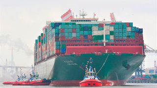 Im Hamburger Hafen stauen sich die Container aufgrund diverser Probleme. Die HHLA plädiert deshalb für die kurzzeitige Aufhebung des Sonntagsfahrverbots für Lkw, denn bald laufen auch noch die Container-Giganten ein, die Shanghai endlich verlassen konnten. (Bild: HHLA)