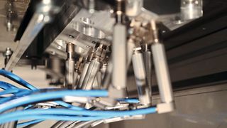 Pneumatisch zugestellte inkrementelle Taster kommen aufgrund der hohen Anforderungen an die Flexibilität zum Einsatz.  (Bild: OPW)