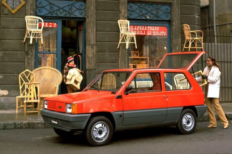 Der vom Designer Giorgio Giugiaro gestaltete und als „Haushaltsgerät auf Rädern“ charakterisierte Panda war für Fiat ein großer Erfolg. Mehr als vier Millionen Stück wurden produziert. Ab 1990 stellte Fiat mit dem Panda Elettra in kleiner Stückzahl auch eine Version mit Elektromotor her. (Fiat)