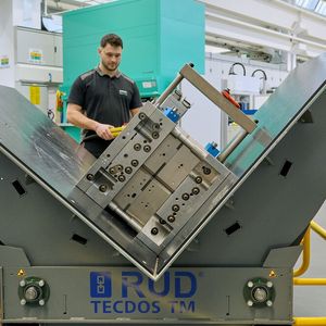 So sieht es aus, wenn ein schweres Spritzgießwerkzeug bei Arburg auf dem ergonomischen Wendetisch RUD Tecdos TM platziert ist, um es etwa in unter einer Minute um 90 Grad zu drehen.(Bild:  RUD / Jensen)