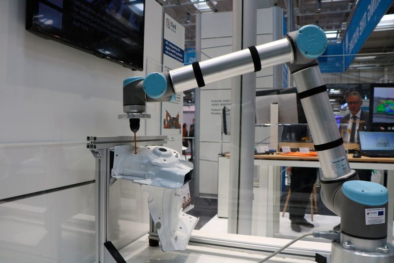 Das Fraunhofer ITWM zeigt die IPS Robot Optimization – das Programmieren komplexer Roboterstationen in kürzester Zeit.  (K.Juschkat/konstruktionspraxis/elektrotechnik)