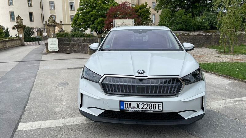 2024 wurde vom Enyaq bereits ein Facelift aufgelegt, das allerdings optisch nur punktuell Veränderungen brachte. (Bild: Grimm – VCG)