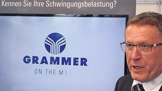 Dieter Rumm, Director Sales PMS MH/TURF bei Grammer, erklärt die Funktionsweise der Schwingungsmessung bei Fahrerarbeitsplätzen. (Maienschein)