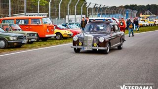 Wo sonst heiße Reifen den Ton angeben: Am Wochenende nach Ostern gehört der Hockenheimring den „Teerschneidern“. Oldies parken in der „Show-Arena“ kostenlos. (Bild: Veterama)