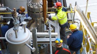 Aufbau der Blasensäule in der Versuchsanlage im Technikum des Geschäftsbereichs Advanced Intermediates von Evonik in Marl (Bild: Evonik Industries AG)