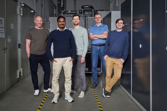 (v. l.): Dr. Sven Beyer (GlobalFoundries), Dr. Nandakishor Yadav, Dr. Franz Müller, Konrad Seidel und Dr. Maximilian Lederer (Fraunhofer IPMS).(Bild:  Fraunhofer / Piotr Banczerowski)