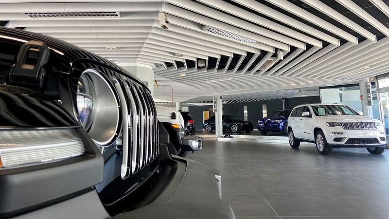 Am neuen Standort in Köln-Ehrenfeld werden neben Jeep auch die anderen Marken der FCA-Gruppe vertrieben, außerdem Nissan, Hyundai und Citroën. (Bild: Moll Automobile)