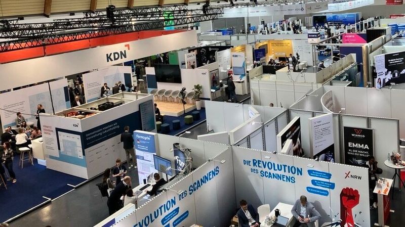 In der Stadthalle Bielefeld fand vom 25. bis 26. März die KommDigitale statt. Mehr als 2.000 Besucherinnen und Besucher verzeichneten die Veranstalter der dritten Auflage.  (Bild:  © Serina Sonsalla)