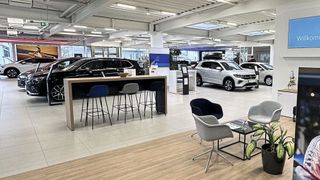 Die Jepsen-Autogruppe hat den Volkswagen-Showroom in Saal an der Donau Ende 2024 auf das aktuelle Design der Marke umgerüstet. (Bild: Jepsen-Autogruppe)