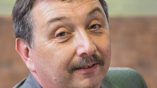 Klaus Joachim, Senior Manager Automation bei Lapp Systems, freut sich über die neue Servokabel-Konfektionierung: „Nur das Einlegen der Adern in den Isolierkörper mittels einer speziellen Vorrichtung erfolgt manuell, alles Weitere geschieht automatisch.“ (Bild: Lapp/Wolfram Scheible)