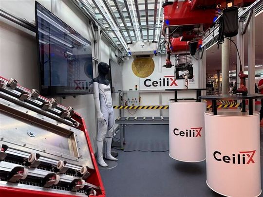 «SkyBot»-Demo am Logimat-Stand. Links ist die «SkyRunner»-Mechanik zu sehen.(Bild:  Ceilix)