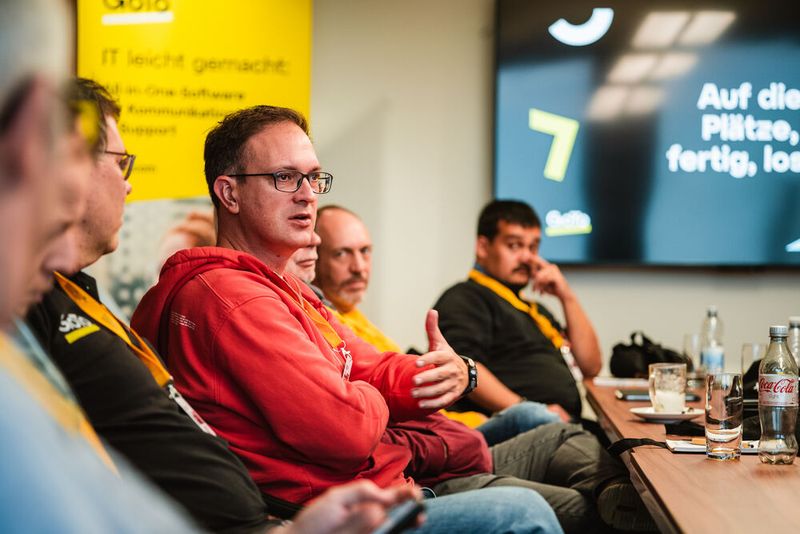 Bernd Wege (InfoTech by DCS - Bernd C. Wege) diskutiert mit anderen Teilnehmenden über das Partnerprogramm von GoTo. (Bild: GoTo Technologies Germany)