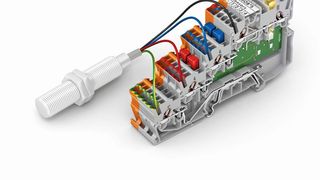 Dank einer geringen Teilungspreite von nur 3,5 mm pro Sensor eignen sich die neuen Topjob-S-Initiatoren-/Aktorenklemmen optimal, um viele Sensoren auf kleinstem Raum anzuschließen. Eine bauliche Besonderheit ermöglicht außerdem, das Brücken von Plus- bzw. Minuspotential ohne Begrenzung in der Polzahl. (Wago)