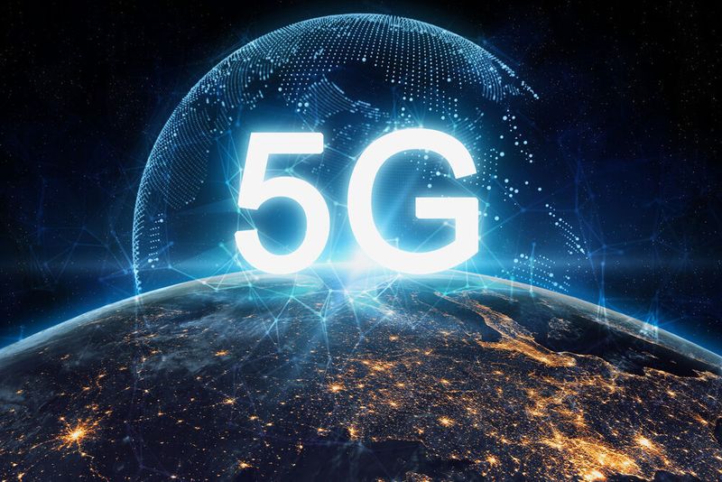 3. Produktionshalle und Büro verschmelzen: Durch die Verbindung von modularisierten Maschinen über standardisierte Protokolle wie OPC UA TSN oder den Wechsel von Kabelverbindungen hin zu drahtlosen Protokollen wie 5G wird auch der IT-Bereich eine Veränderung erleben. (©areebarbar - stock.adobe.com)