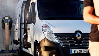 Renault will Paketboten mit dem elektrischen Master ZE weiter freie Zufahrt zu Innenstädten garantieren. (Bild: Renault)