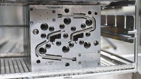 Viele Kunststoffverarbeiter haben ihre Tooling-Kapazitäten inzwischen zurückgefahren. Beim Profilhersteller SLS gehört der hauseigene Werkzeugbau hingegen nach wie vor fest zur DNA des Unternehmens. (Bild: SLS)