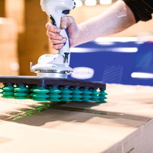 Ergonomisch gestalteter Bediengriff des Jumbo Flex – für Rechts- und Linkshänder gleichermaßen geeignet.(Bild:  Schmalz)