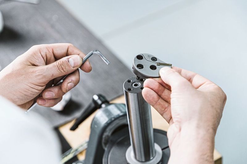 Damit trotzdem Platz im Maschinenrevolver bleibt, werden immer häufiger stabile Wechselkopfsysteme wie das «Maxichange» von Ceratizit als Platz- und Zeitsparer eingesetzt. (Bild: Ceratizit)