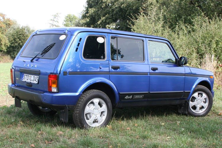 Die gestrecke Version überragt mit 4,24 Meter den Dreitürer um einen halben Meter. (Bild: Ampnet)